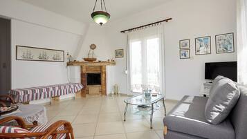 Smart-TV, Kamin, Bücher