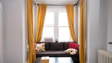 Een smart-tv en boeken