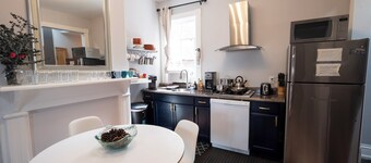 Cap Hill 1-level Loft-style 2 Bedroom, near Capitol, Eastern MarketFREE Parking,