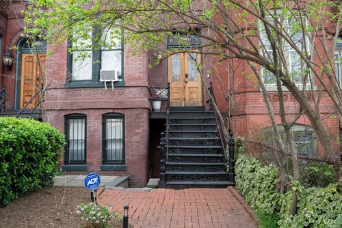 Cap Hill 1-level Loft-style 2 Bedroom, near Capitol, Eastern MarketFREE Parking,