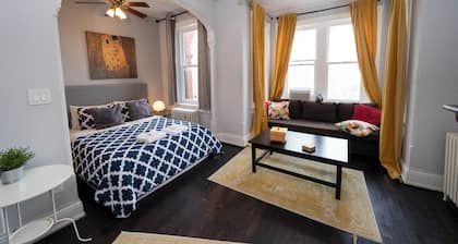 Cap Hill 1-level Loft-style 2 Bedroom, near Capitol, Eastern MarketFREE Parking,