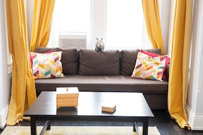 Smart TV, books - Cap Hill 1-level Loft-style 2 Bedroom, near Capitol, Eastern MarketFREE Parking, (Washington)