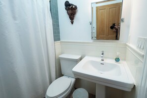 Een douche, een haardroger, handdoeken, zeep