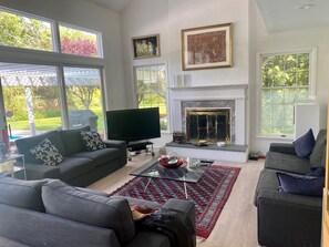 Smart-tv, eldstad, böcker och en stereo