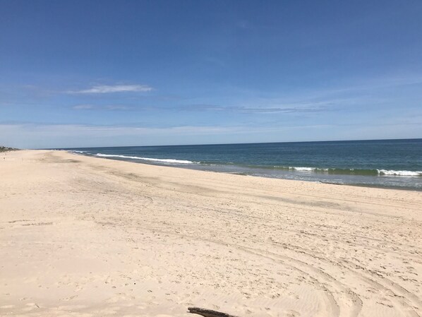 Nära stranden, solstolar och strandhanddukar