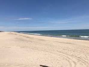 Perto da praia, espreguiçadeiras, toalhas de praia