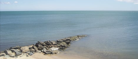 Playa en los alrededores y camastros