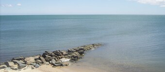 Short stroll to public and private beaches, cottage in Dennisport