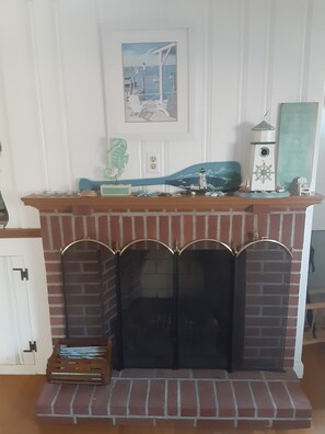 Fridge, microwave, oven, stovetop - Short stroll to public and private beaches, cottage in Dennisport (Dennisport)