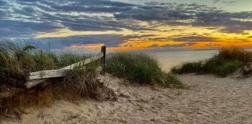 Short stroll to public and private beaches, cottage in Dennisport