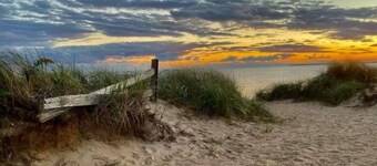 Short stroll to public and private beaches, cottage in Dennisport