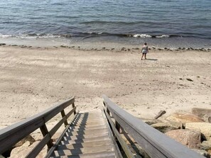Ranta lähistöllä, aurinkotuoleja