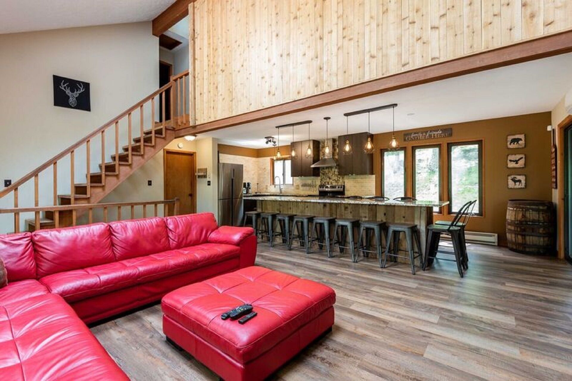 Modern Rustic Lodge! 2 min. walk to Ski Slopes, 6 TVs, Linens, WiFi, A/C,FirePit