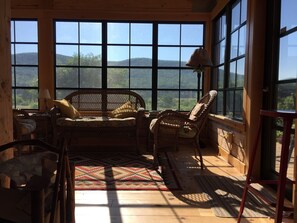 Peis, bøker, musikkbibliotek og stereoanlegg