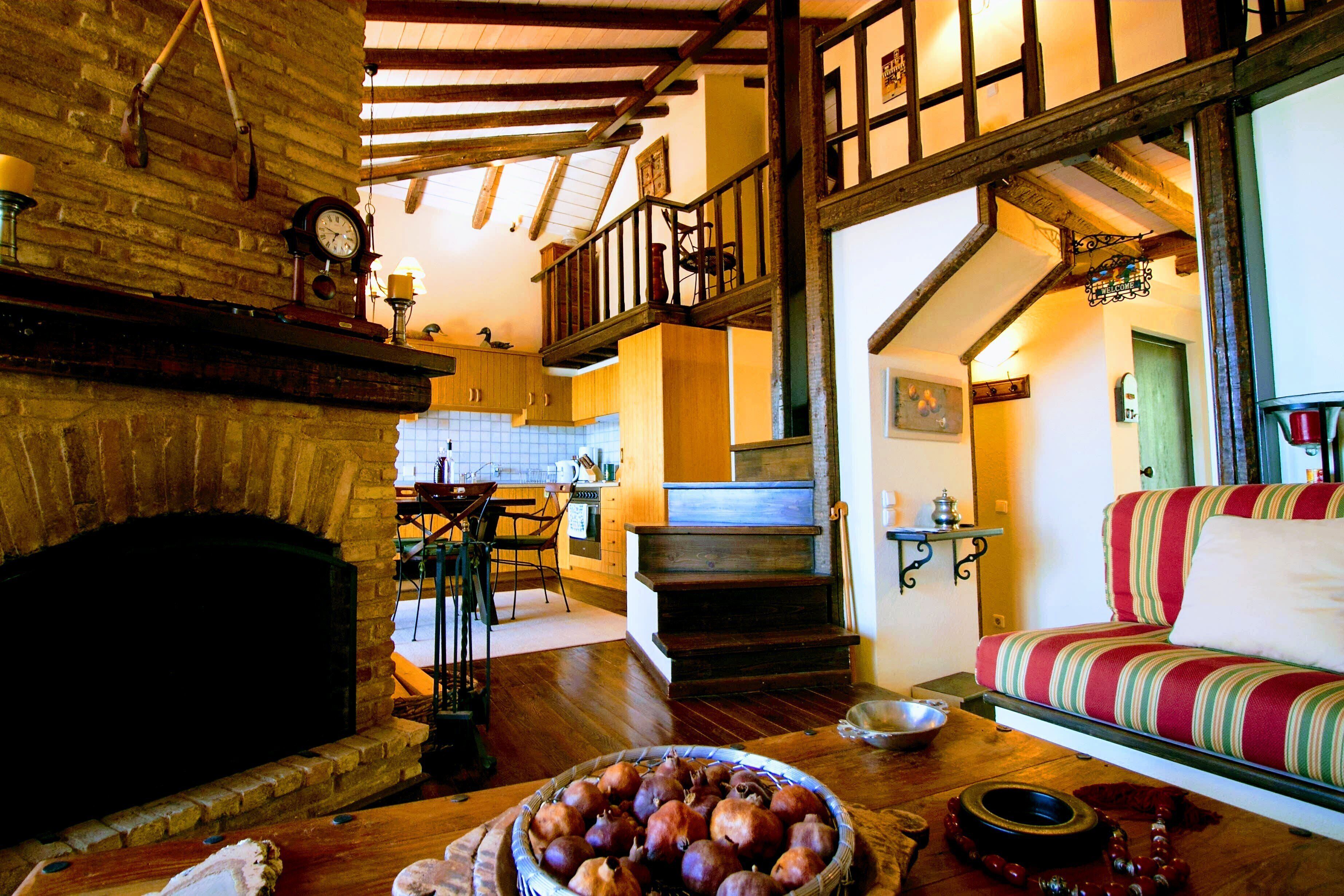 Smart TV, fireplace, Netflix, streaming services