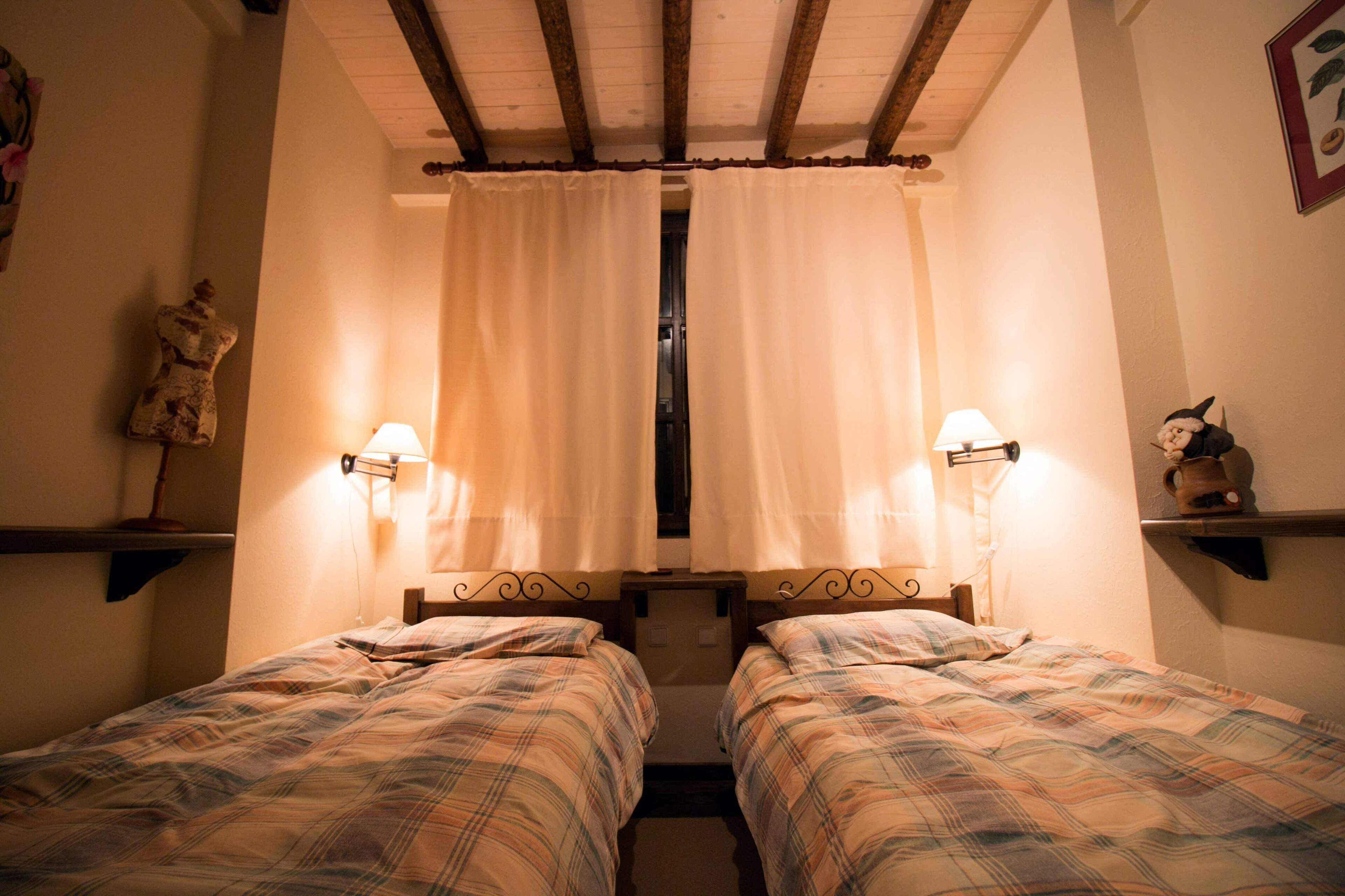 4 slaapkamers, een strijkplank/strijkijzer, gratis wifi, beddengoed