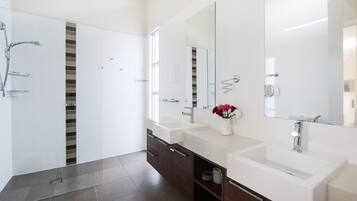 3 Bedroom 2.5 Bathroom Townhouse | Bathroom | Separate tub and shower, free toiletries, hair dryer, towels