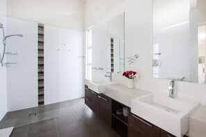 3 Bedroom 2.5 Bathroom Townhouse | Bathroom | Separate bathtub and shower, free toiletries, hair dryer, towels - BOUTIQUE STAYS - Maple on Kent (Glen Iris)