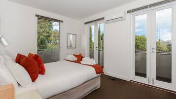 3 Bedroom 2.5 Bathroom Townhouse | 3 bedrooms, premium bedding, desk, iron/ironing board