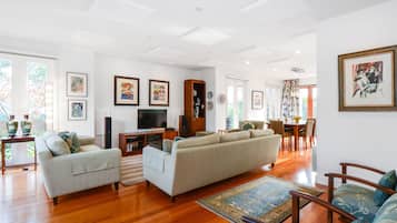 3 Bedroom 2.5 Bathroom Townhouse | Living area | 40-inch flat-screen TV with cable channels, LCD TV, DVD player