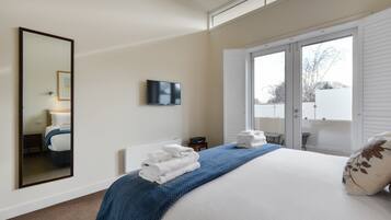 3 Bedroom 2.5 Bathroom Townhouse | 3 bedrooms, premium bedding, desk, iron/ironing board