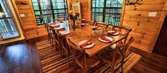 Bigfoot Crossing - Walk to pool/Theater/No scary drive/Game room/Prime location