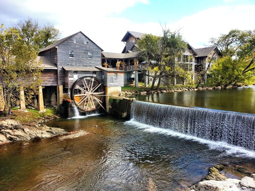 Bigfoot Crossing - 5BR Pigeon Forge Cabin - Hot Tub, Game Room, Walk to Pool