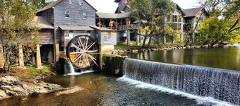 Bigfoot Crossing - 5BR Pigeon Forge Cabin - Hot Tub, Game Room, Walk to Pool