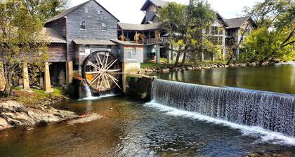 Bigfoot Crossing - 5BR Pigeon Forge Cabin - Hot Tub, Game Room, Walk to Pool