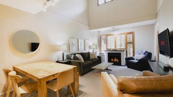 Smart TV, fireplace, stereo