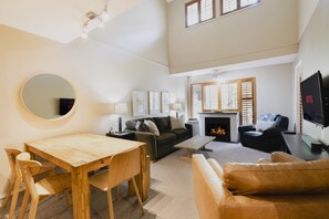 Een smart-tv, een open haard en een stereo