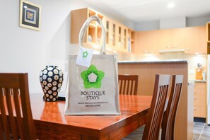 In-room dining - BOUTIQUE STAYS - River Boulevard (Richmond)