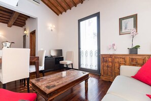 Smart TV, books - Apartment overlooking the Duomo (Firenze)