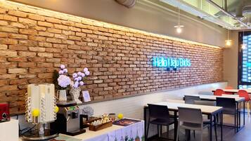 Free daily English breakfast