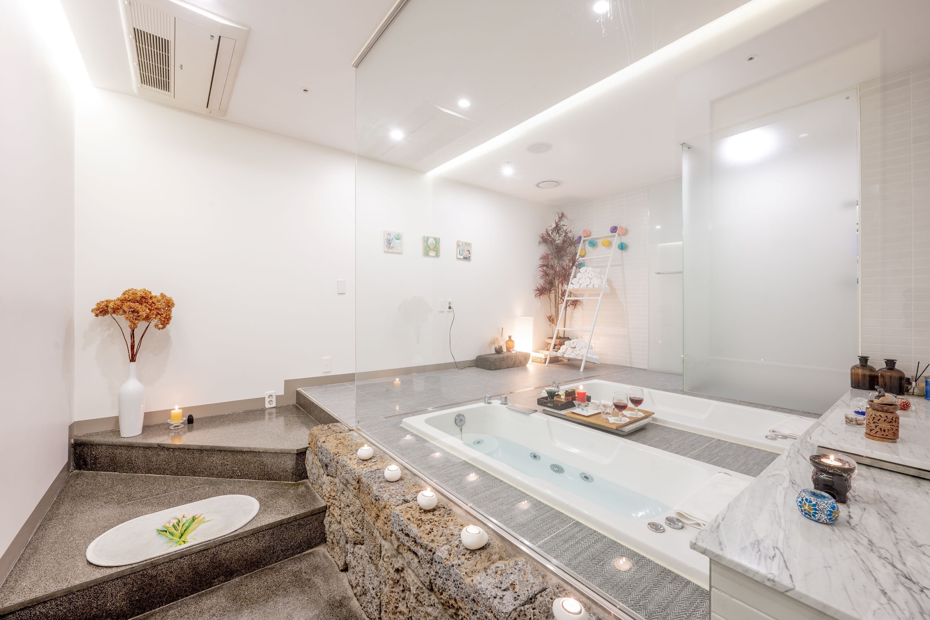 hot tub, body treatments, aromatherapy, hot stone massages