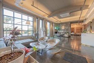 热水浴缸、身体护理、芳香疗法、热石按摩、深层组织按摩、产前按摩