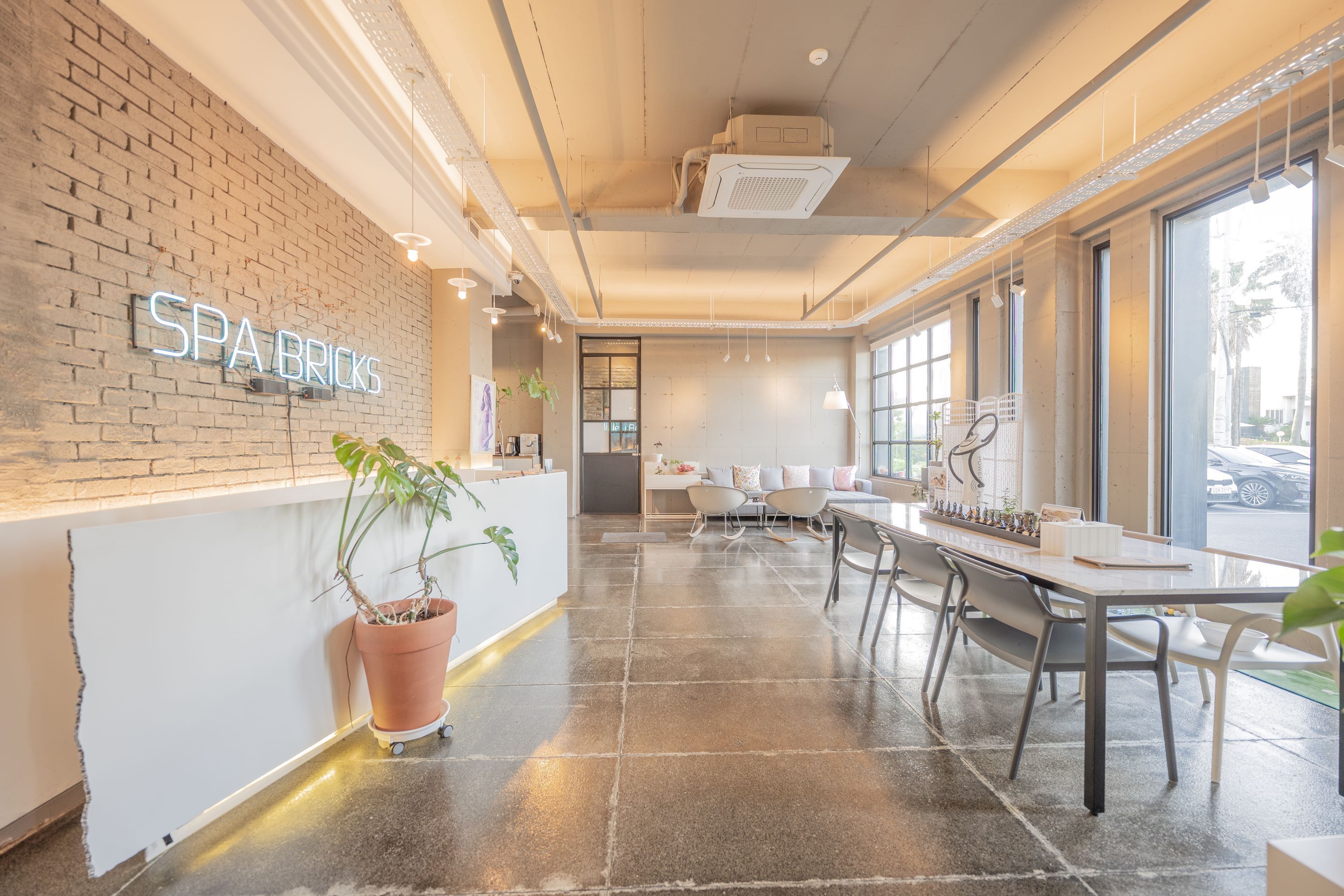 Poreallas, vartalohoitoja, aromaterapiaa, kuumakivihierontaa