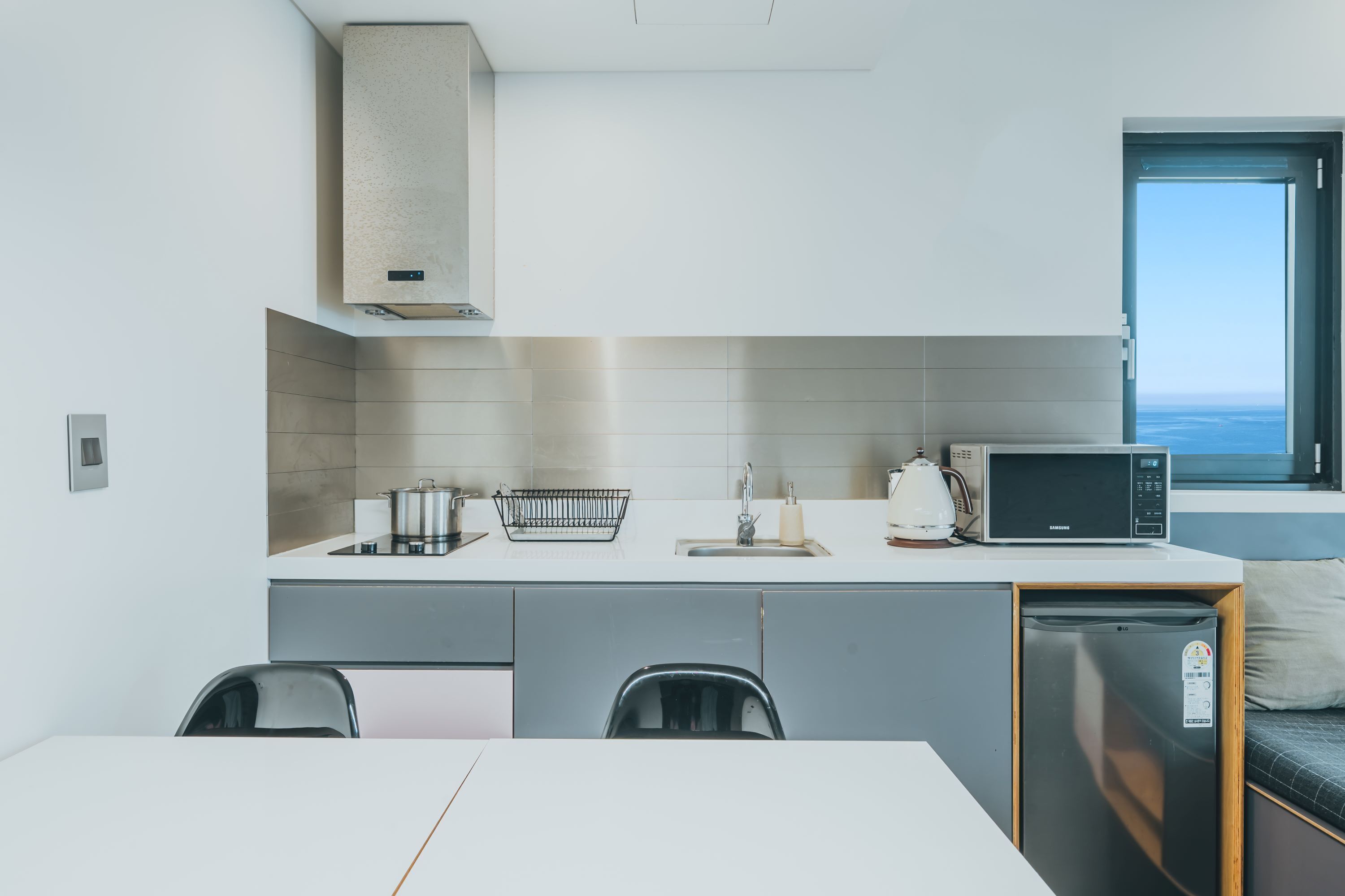 premium room | private kitchen | fridge, microwave, coffee/tea maker, electric kettle