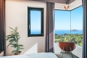 Habitación Deluxe | Ropa de cama de alta calidad, edredones de plumas, escritorio