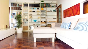 Smart TV, reproductor de DVD, libros y biblioteca musical 