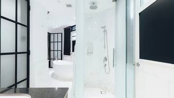 Suite (NuVe) | Bany | Dutxa, capçal de dutxa d'hidromassatge i articles de tocador gratuïts