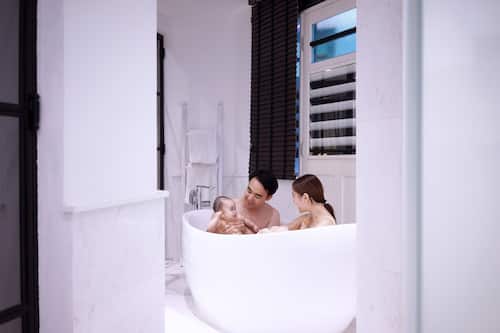 Family Suite | Bathroom | Shower, hydromassage showerhead, free toiletries, hair dryer
