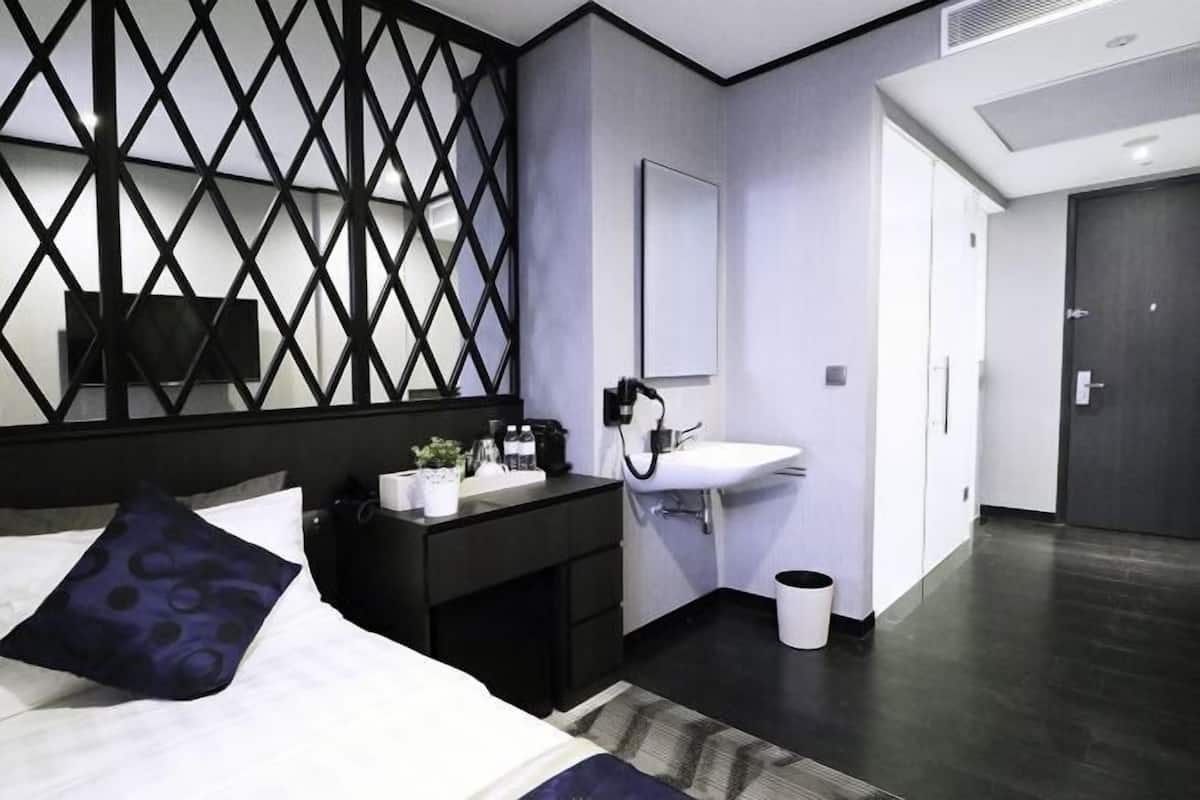 Minibar con artículos gratuitos, caja fuerte, sistema de insonorización
