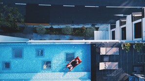 Piscina externa, funciona das 7h às 22h, espreguiçadeiras