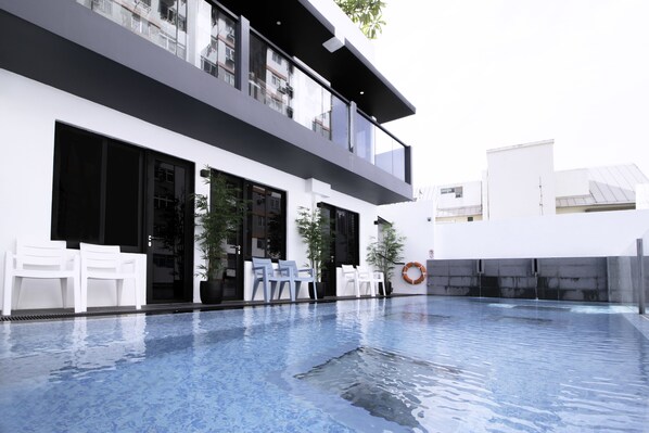 室外游泳池，開放時間為 07:00 至 22:00，提供日光浴躺椅