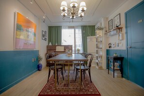 객실 내 식사 공간