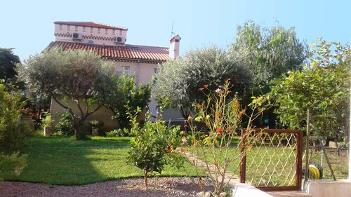 Antibes Juan Les Pins: mukava 3 huoneen huoneisto kaupunkitalossa, jossa on autotalli