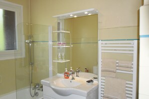 Badewanne, Haartrockner, Handtücher