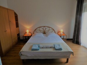 2 bedrooms, desk, iron/ironing board, free WiFi