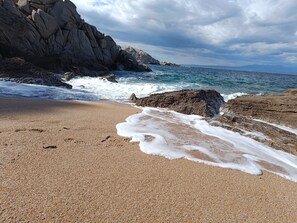 على الشاطئ، كراسي للتشمس